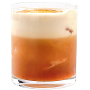 Свіжий коктейль рожевого кольору у високій склянці