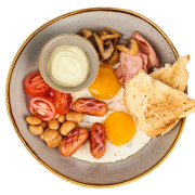 Сніданок з квасолею грибами та ковбасками