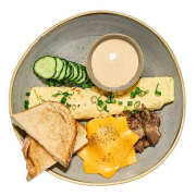 Сніданок з куркою та пряною вершкокою олією