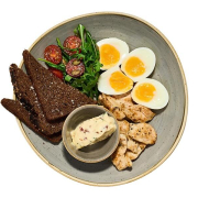 Сніданок з куркою та пряною вершкокою олією